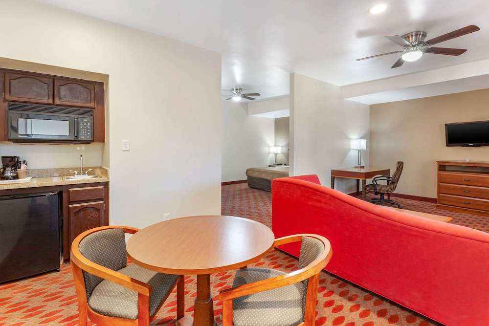 Quality Inn & Suites Goodyear - Phoenix West 35/42