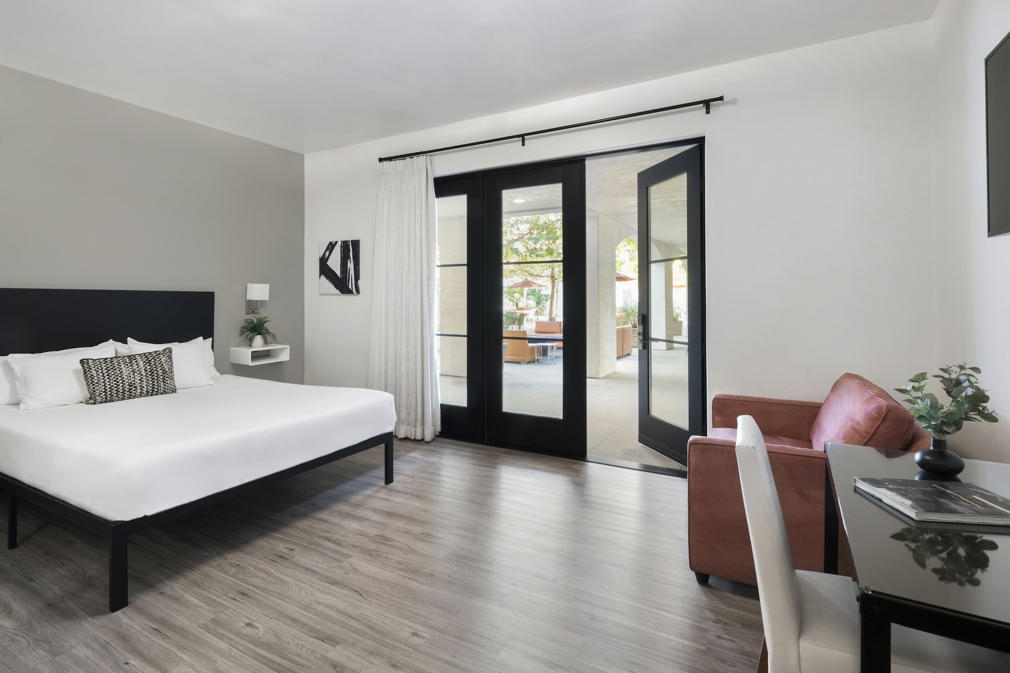 Courtyard, King Bed, King and Twin Beds, Sofa