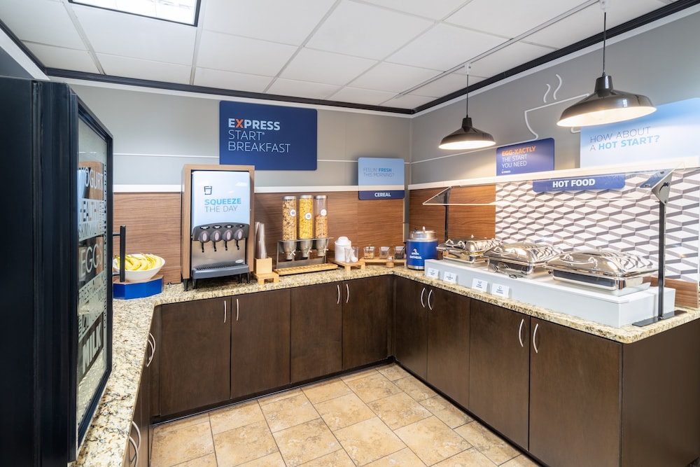 Holiday Inn Express Forsyth 30/42