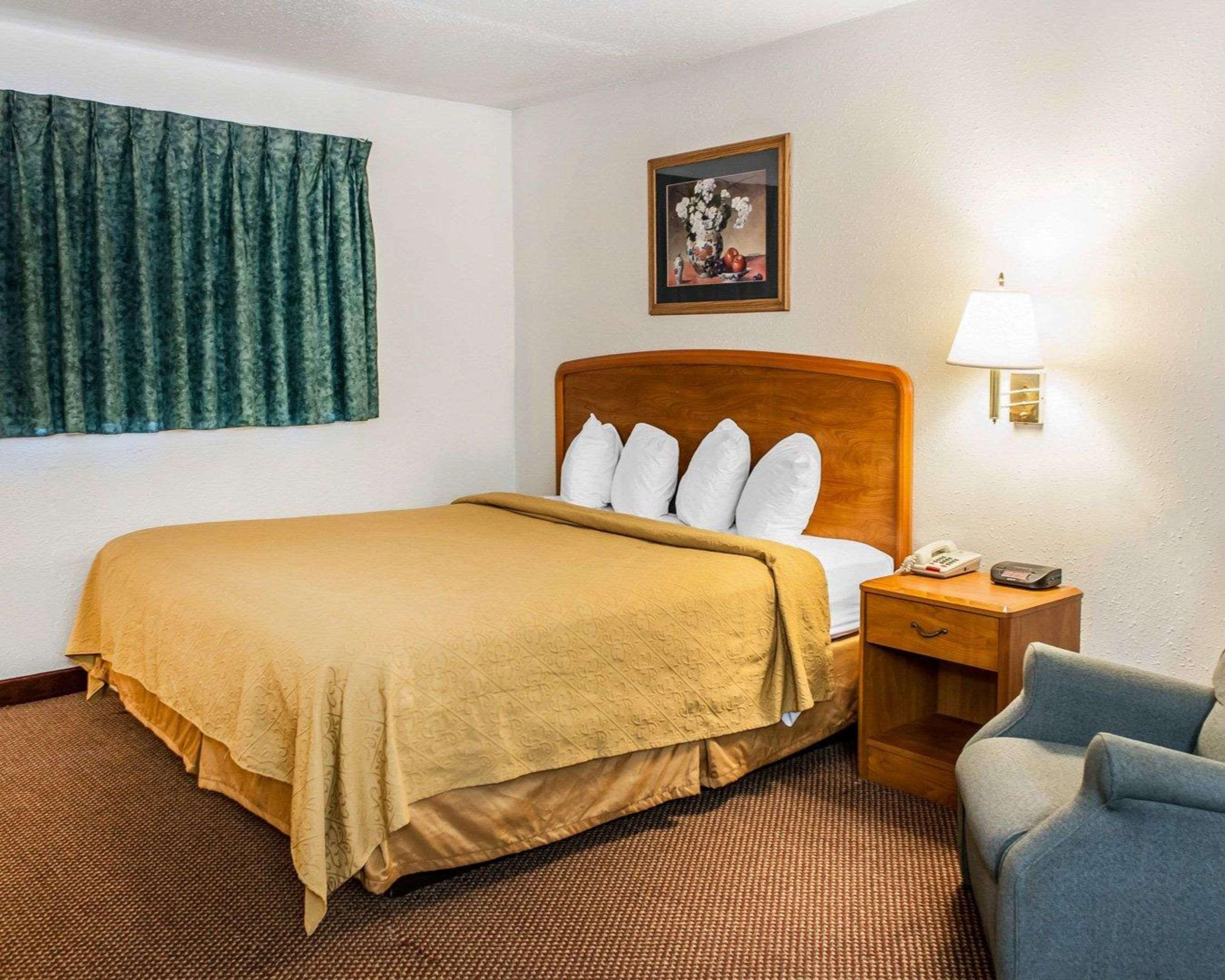 ROOM, KING BED