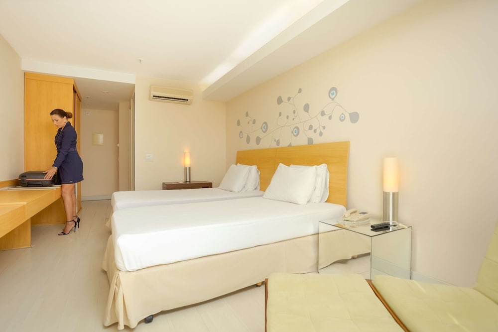 Golden Tulip Macae 9/36