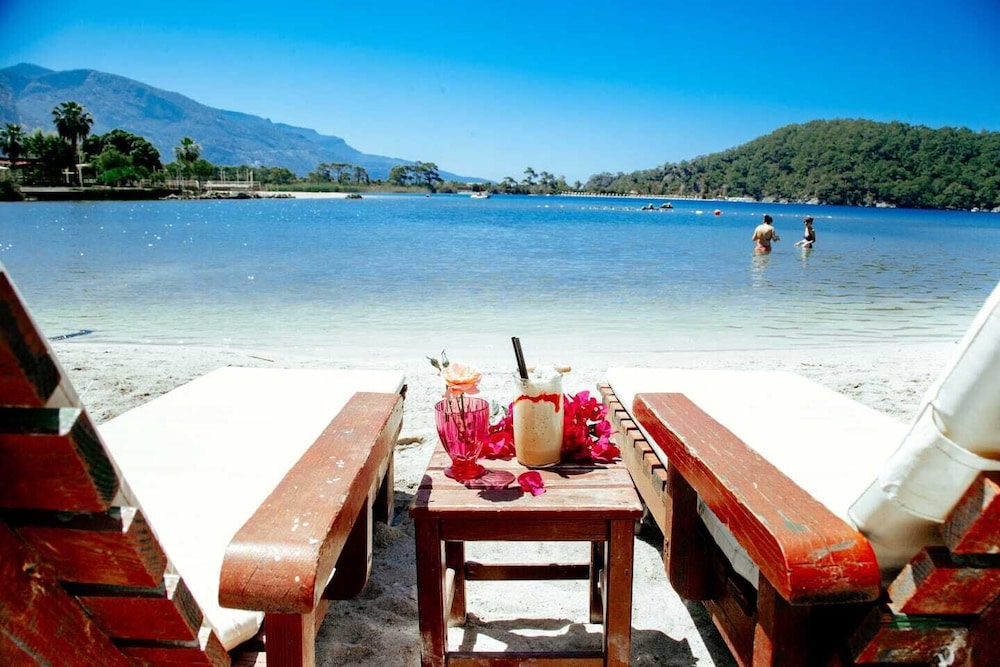 Lagoon Boutique Hotel 12/13