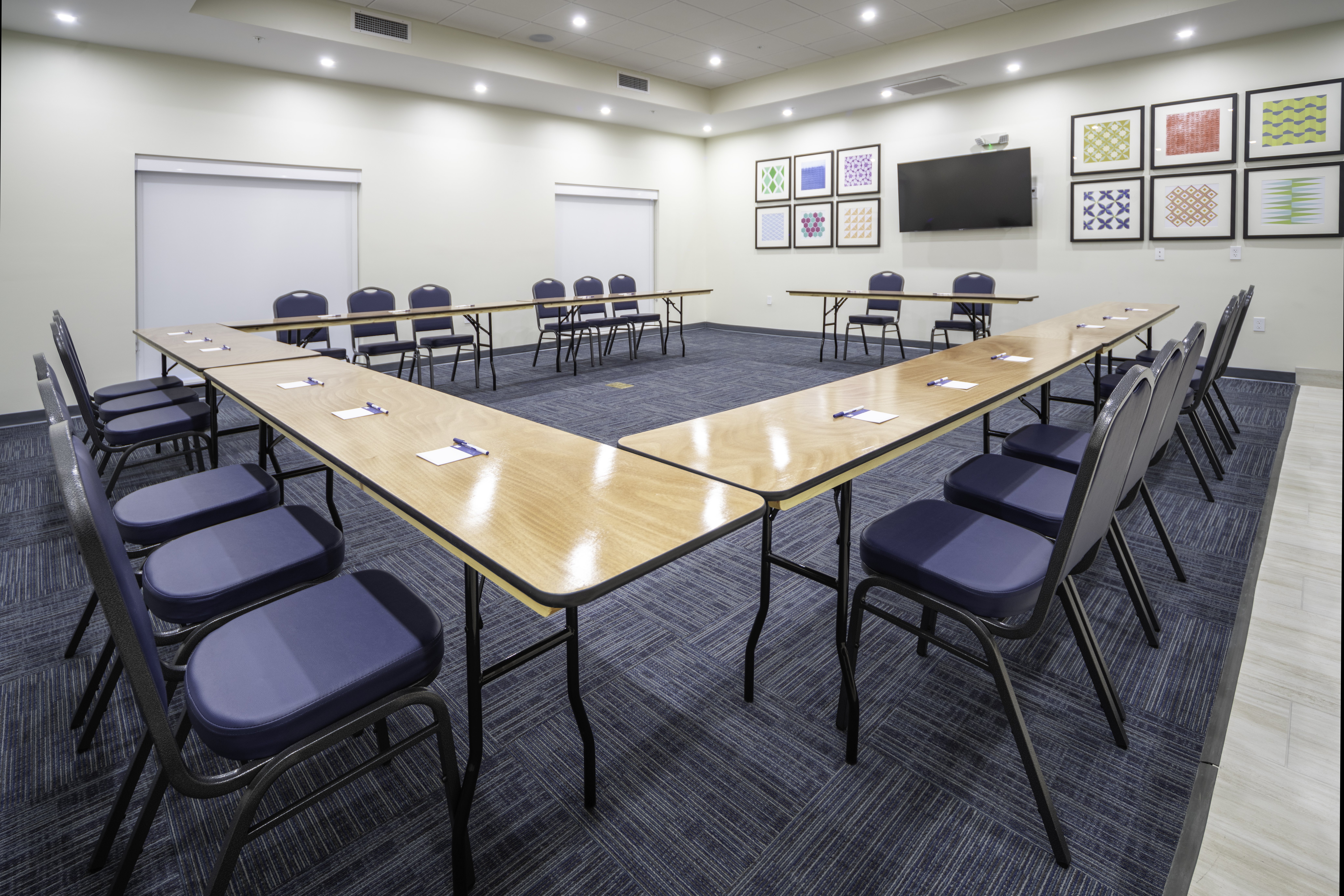 Holiday Inn Express & Suites Fort Myers Airport 43/54