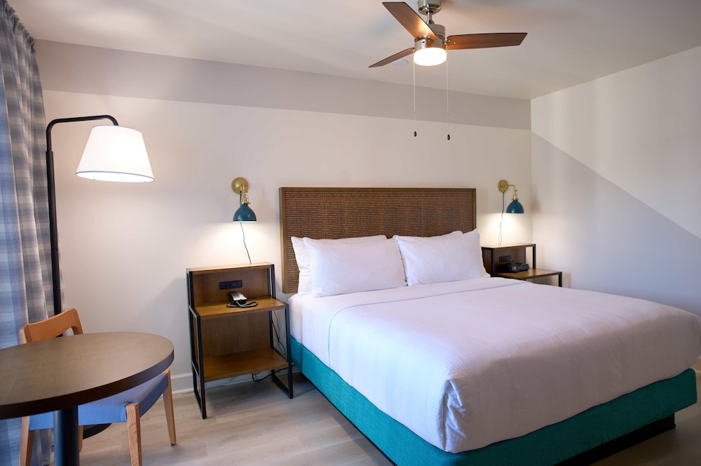 JUNIOR SUITE, KING BED, POOL ACCESS