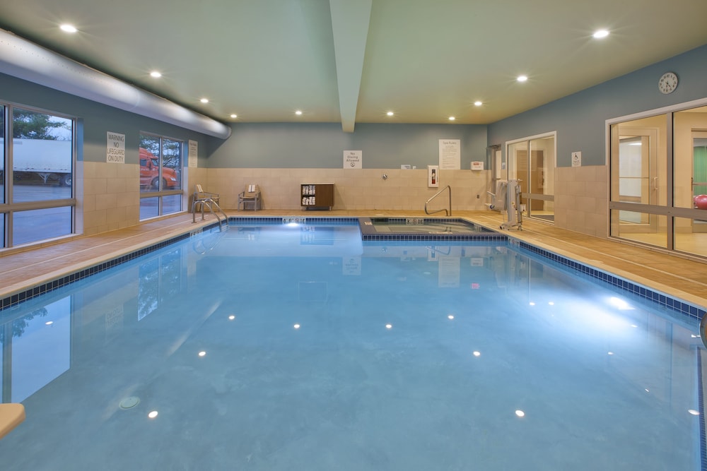 Holiday Inn Express Suites Parkersburg East 36/56