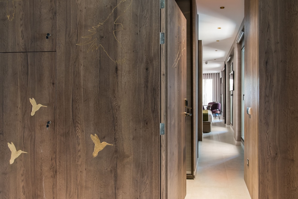 The Garden Suites 42/42