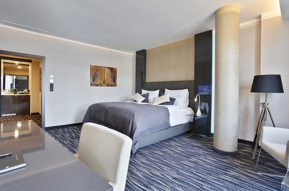 DANCING HOUSE HOTEL 16/75