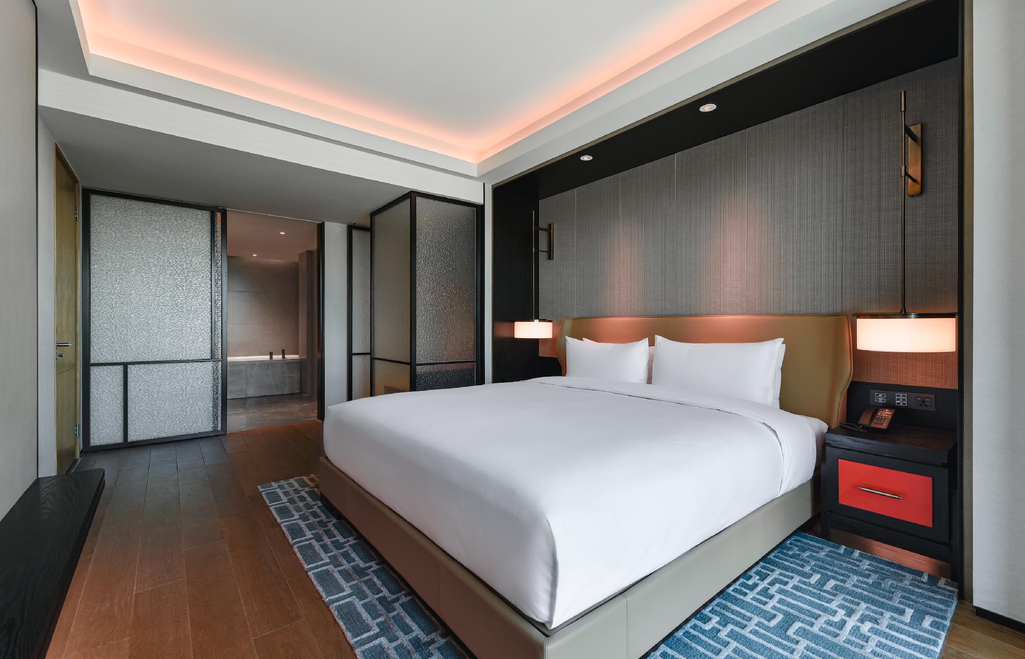Grand, Family Suite, King Bed, Empark Grand 2/3