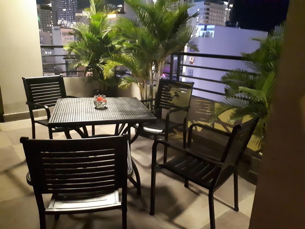 Maple Leaf Hotel & Apartment 60/75