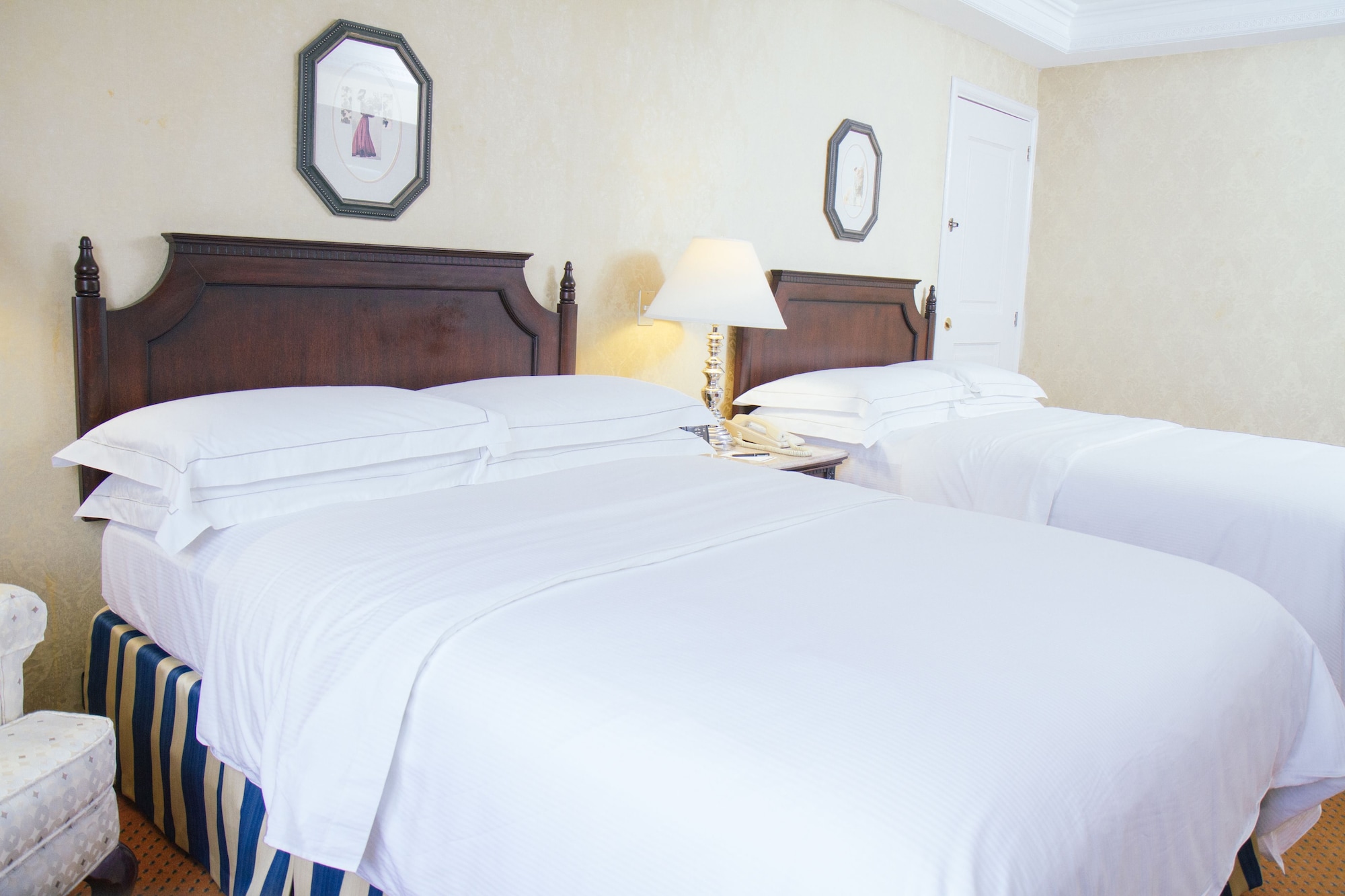 ROOM, 2 DOUBLE BEDS