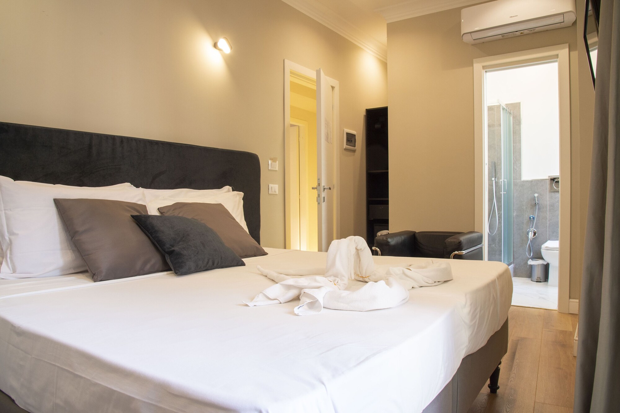 SUPERIOR, DOUBLE OR TWIN BED