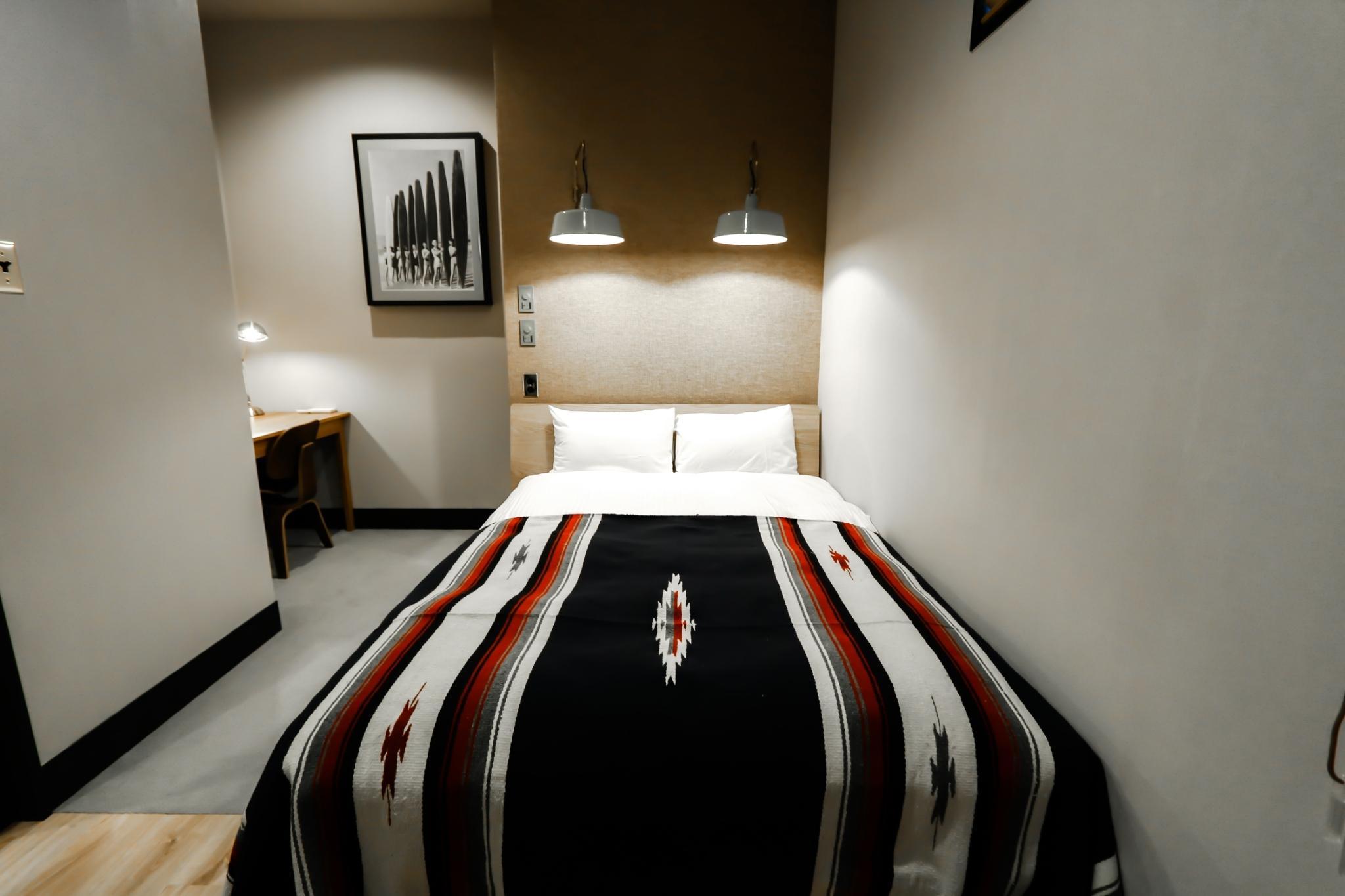 ROOM, DOUBLE BED