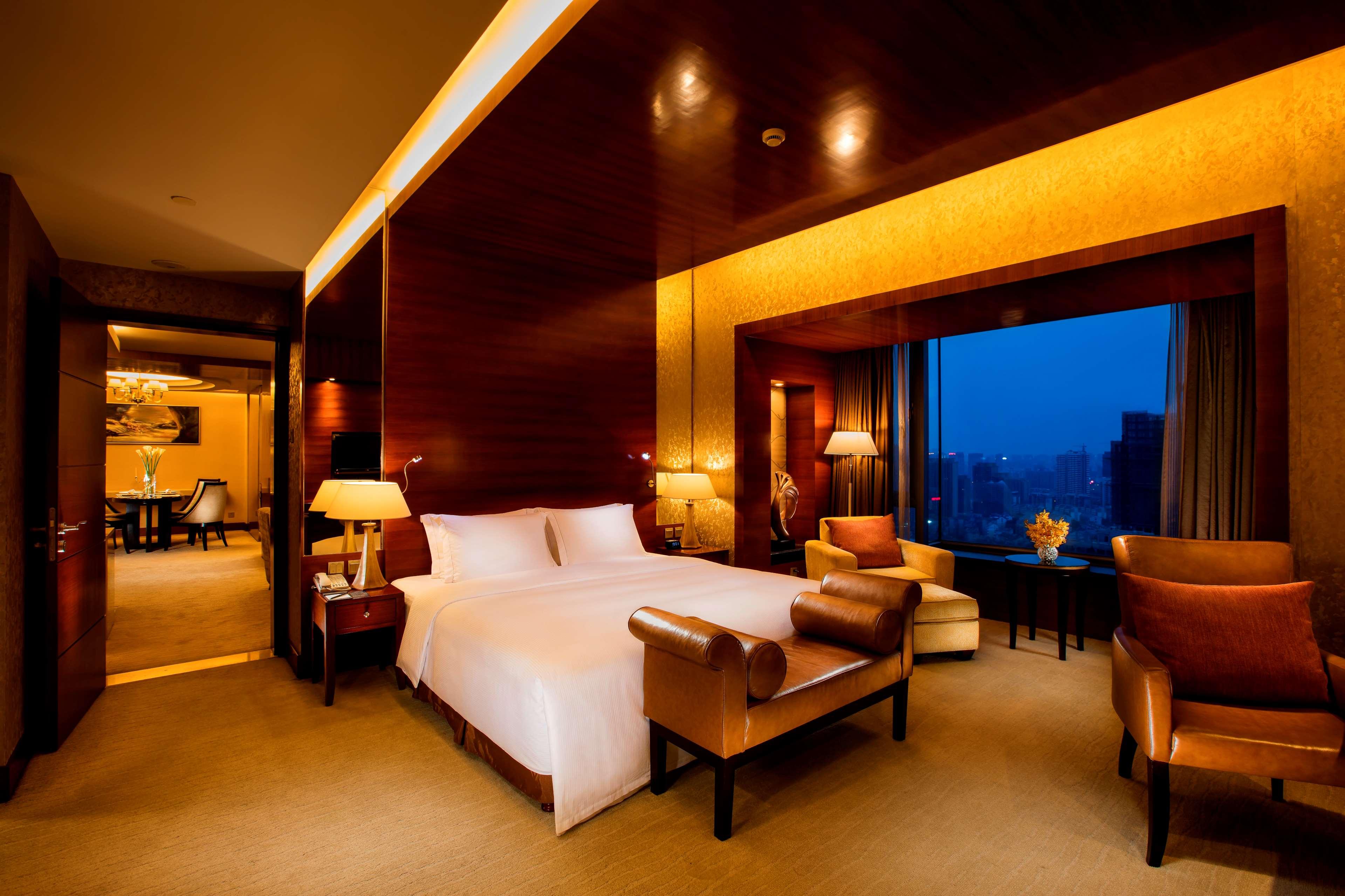 EXECUTIVE, SUITE, KING BED
