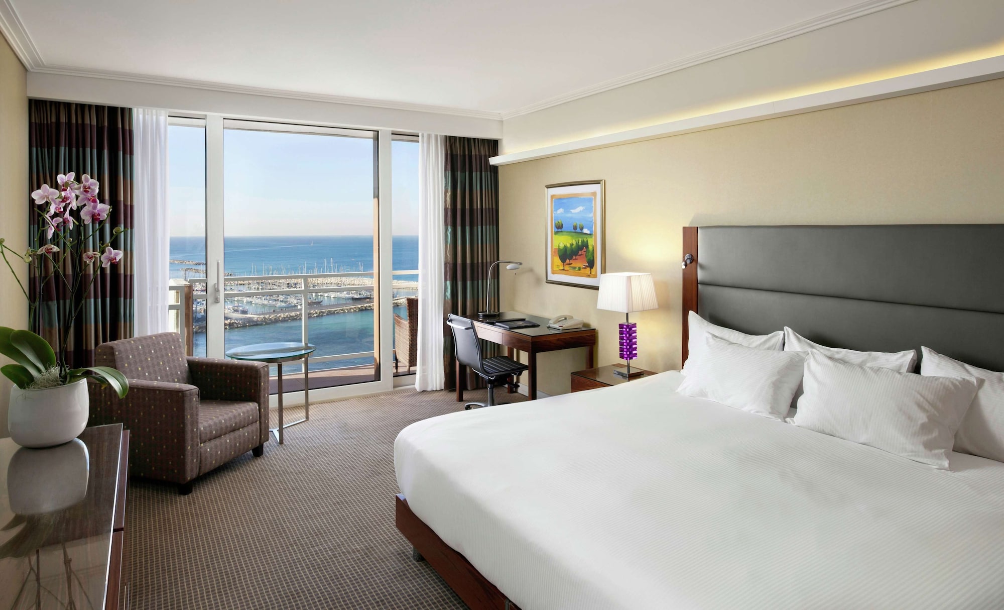 SUITE, KING BED, SEA VIEW, CORNER