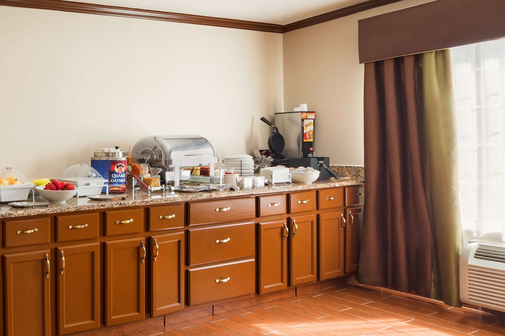 Country Inn & Suites By Radisson Grand Rapids Airport Mi 5/40