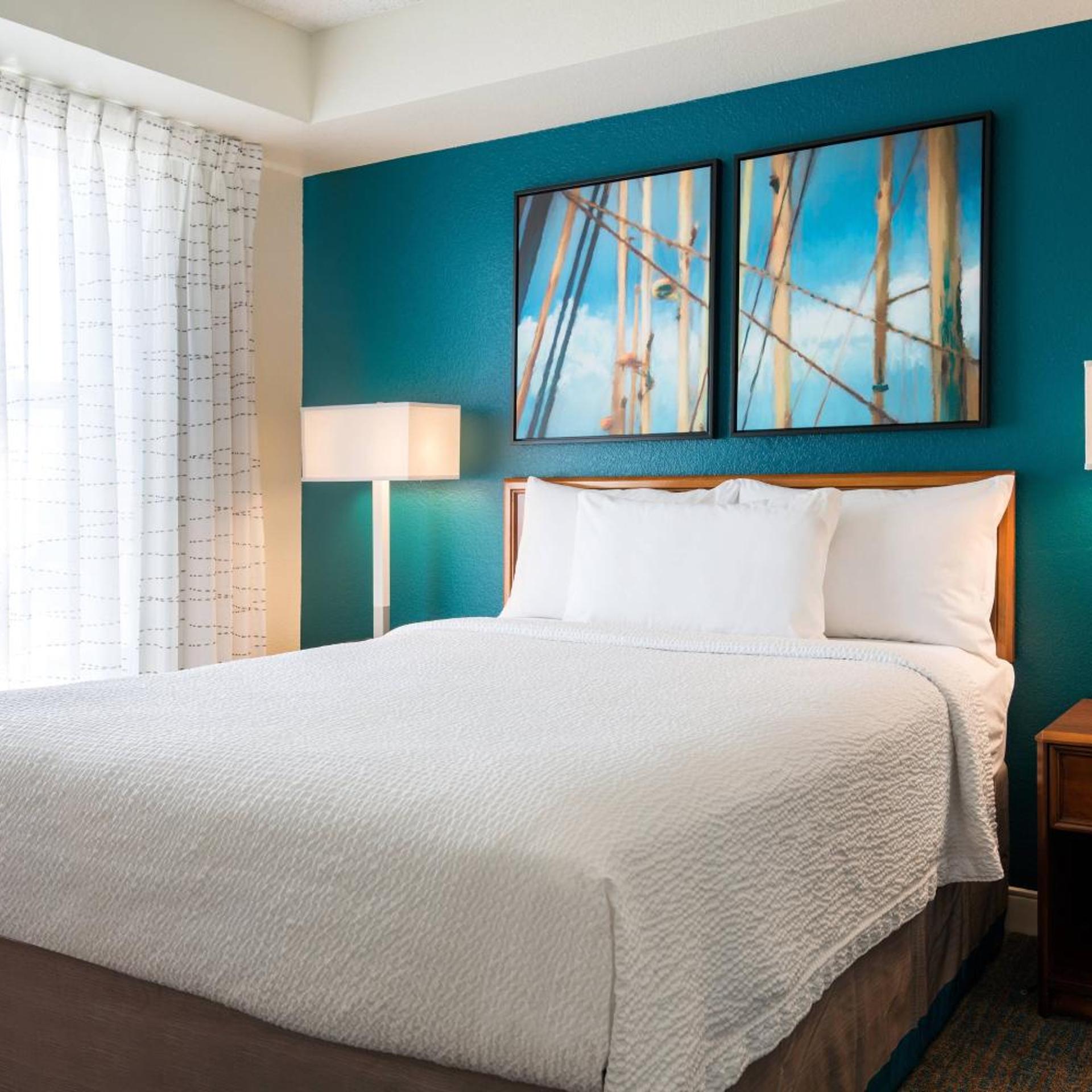 Studio, Queen Bed, Sofa, Bathtub, Accessible