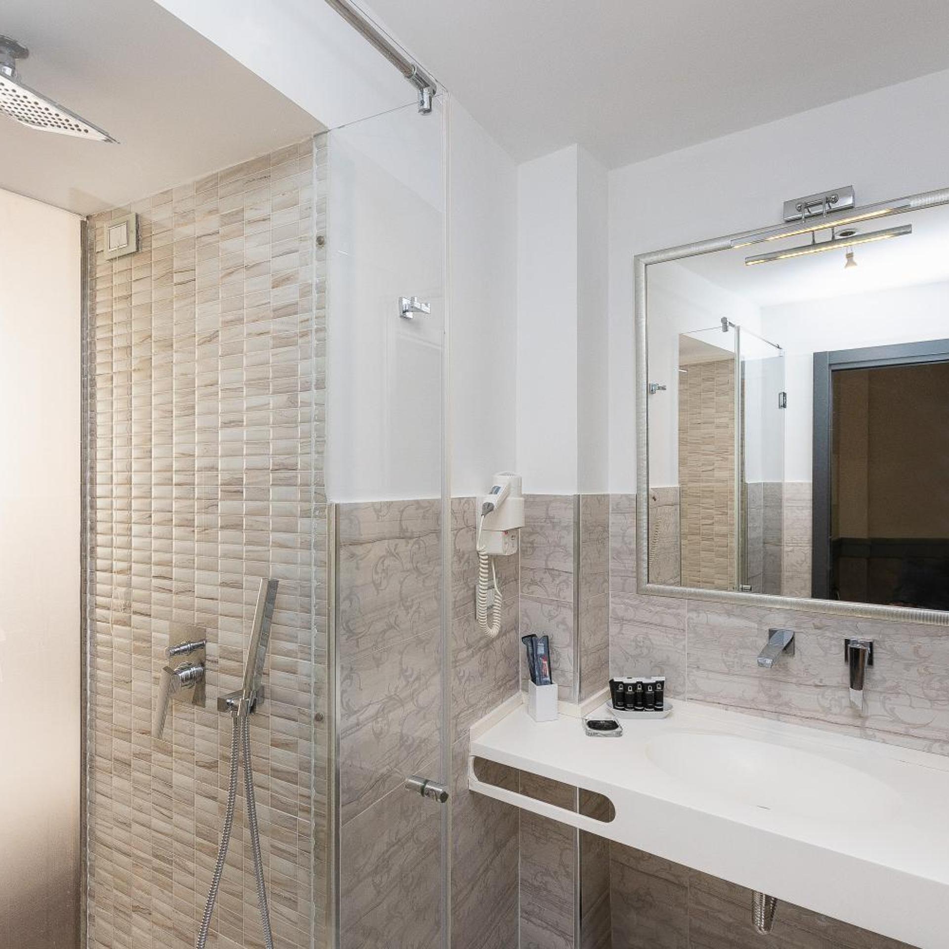 غرفة رباعية بحوض استحمام، Hotel Castellino Roma 9/10