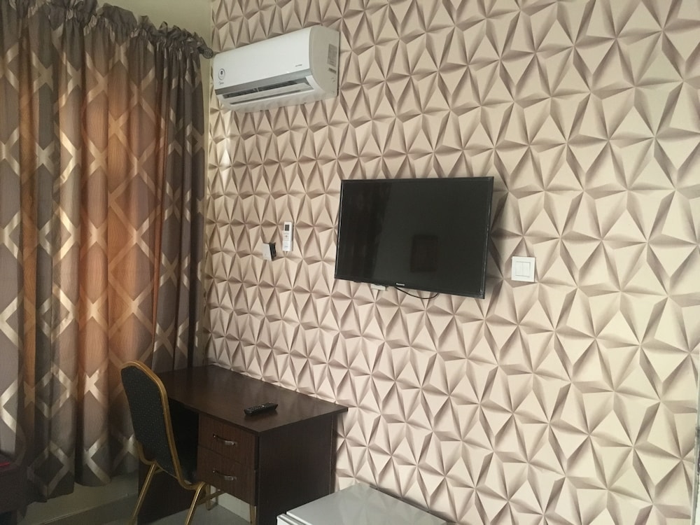 Mayors Diplomat Suites Opebi 38/48