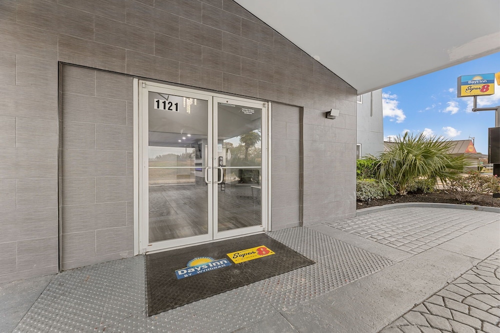 Days Inn & Suites by Wyndham Texas City 44/52