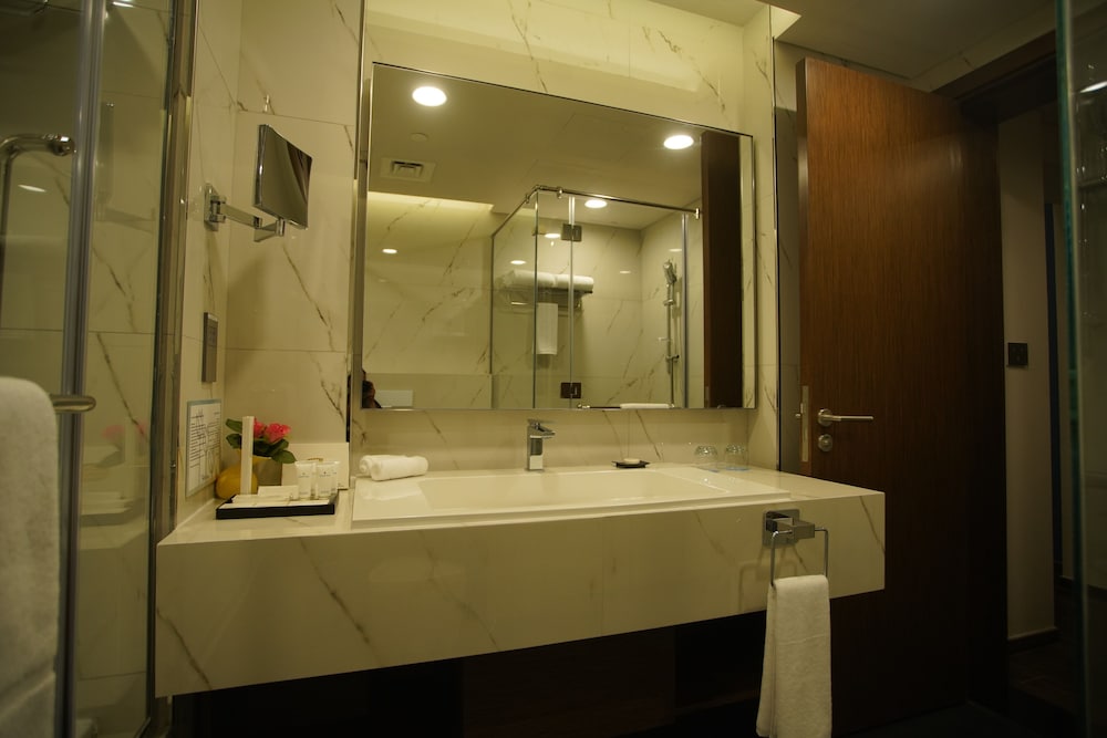 جناح جونيور بسرير كينج، C - Hotel and Suites Doha 2/2