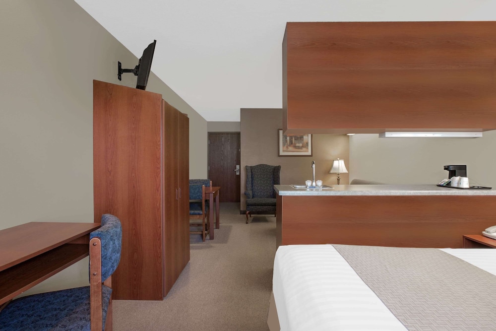 Microtel Inn And Suites Gardendale 11/33