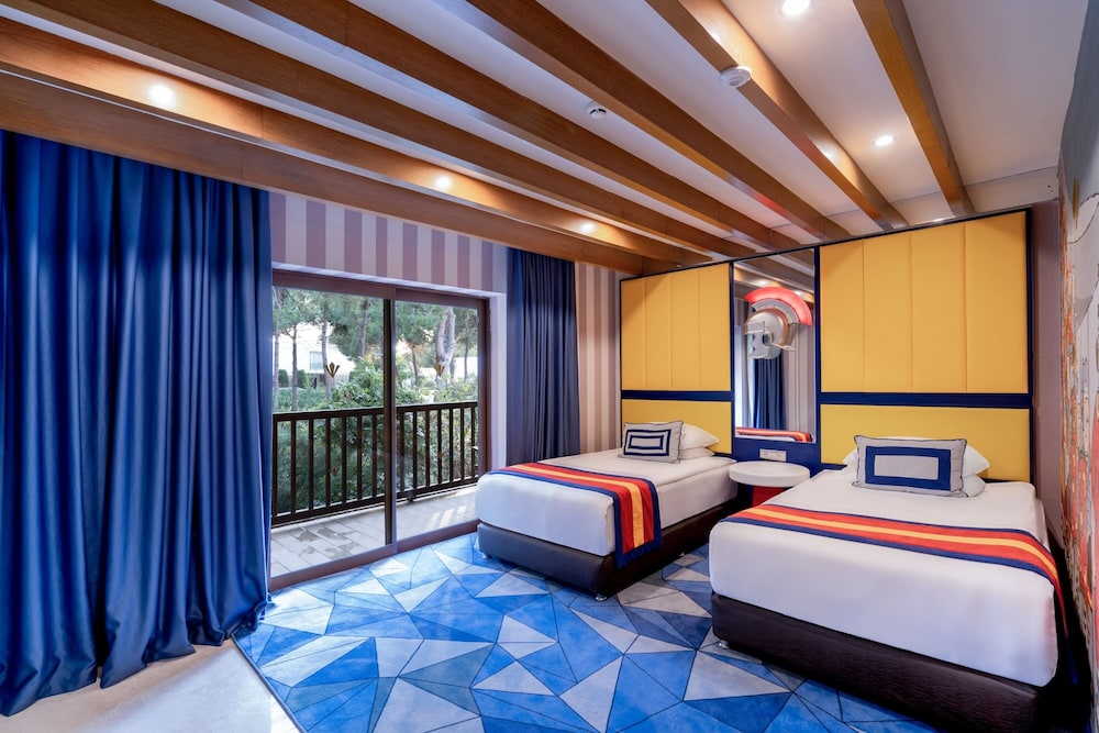 Pool, Legendary, Suite, King Bed, Garden View