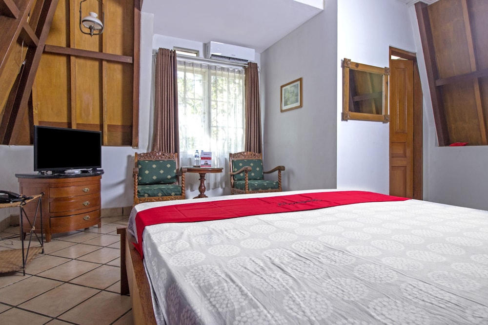 Reddoorz Plus Near Parahyangan University 2/25
