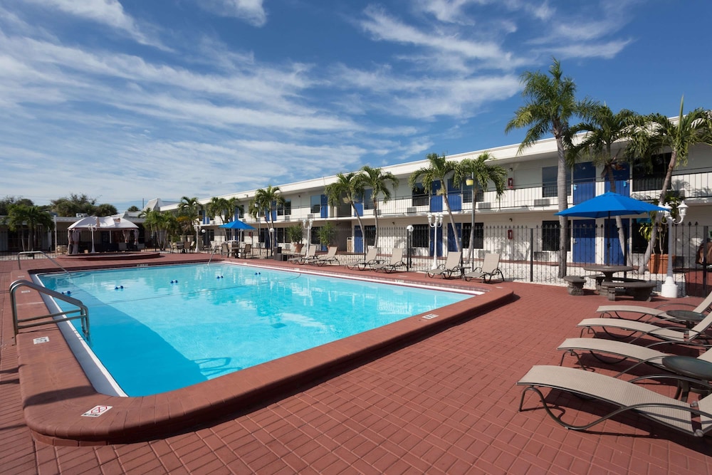 Days Inn by Wyndham St. Petersburg / Tampa Bay Area 4/16