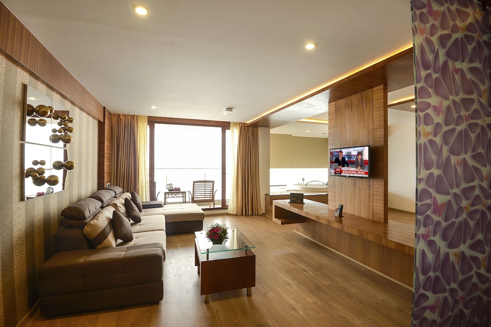 Amber Dale Luxury Hotel and Spa, Munnar (ex PLUM JUDY - THE LEISURE HOTEL) 40/50