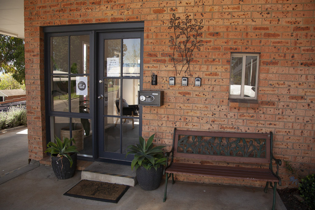 Bega Downs Motor Inn 12/44