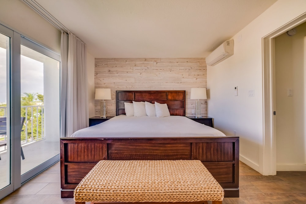 1 Bedroom, Deluxe, Suite, King Bed, Sofa, Balcony, Accessible