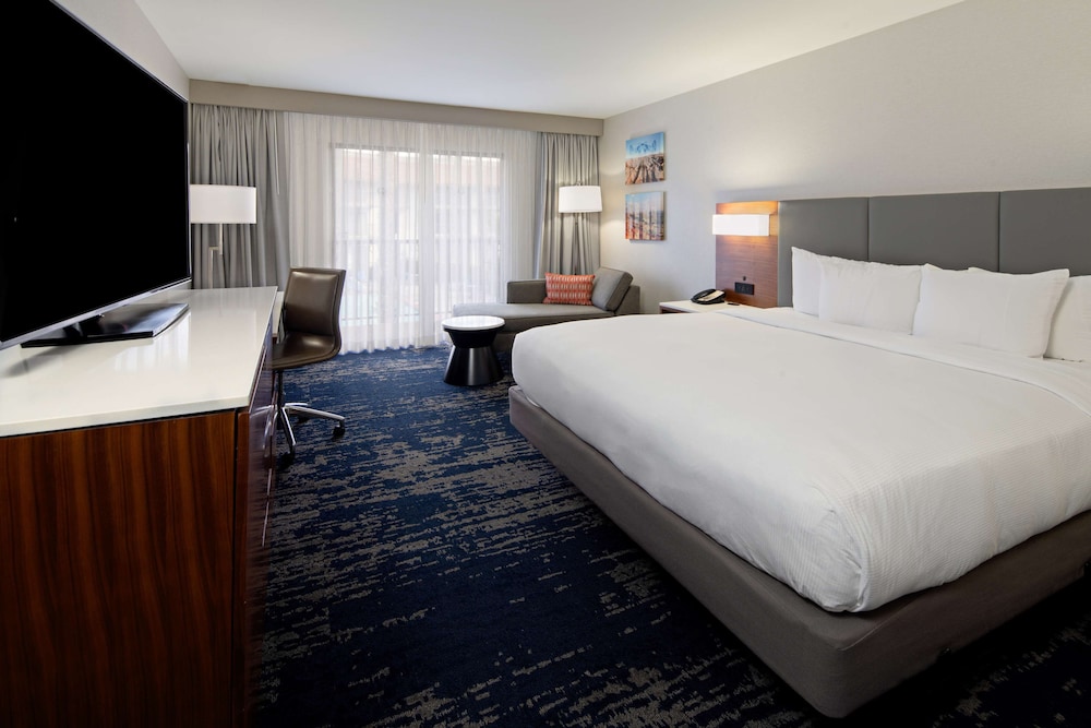 ROOM, KING BED, BALCONY