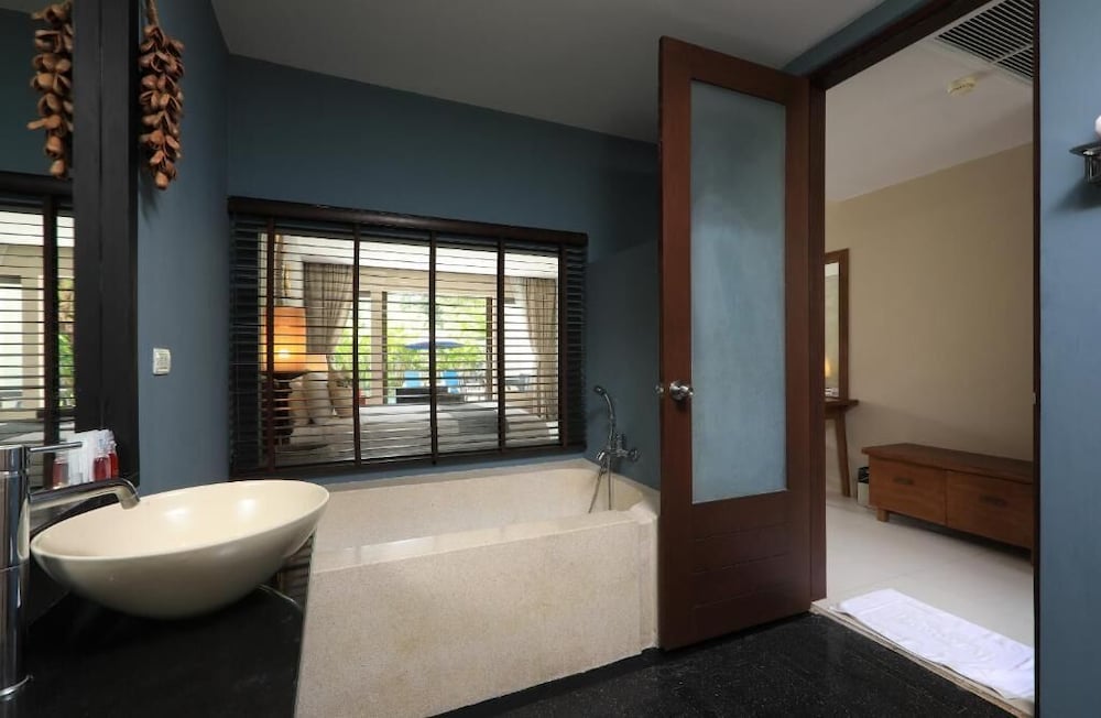 Tea Tree Spa Resort 80/82