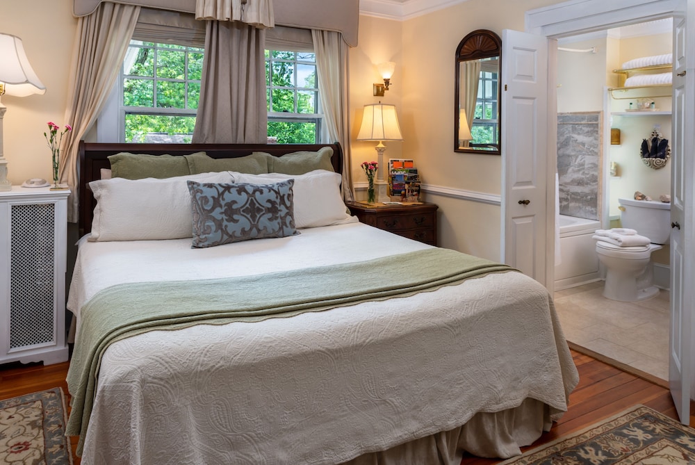 MARY, GARDEN, QUEEN BED