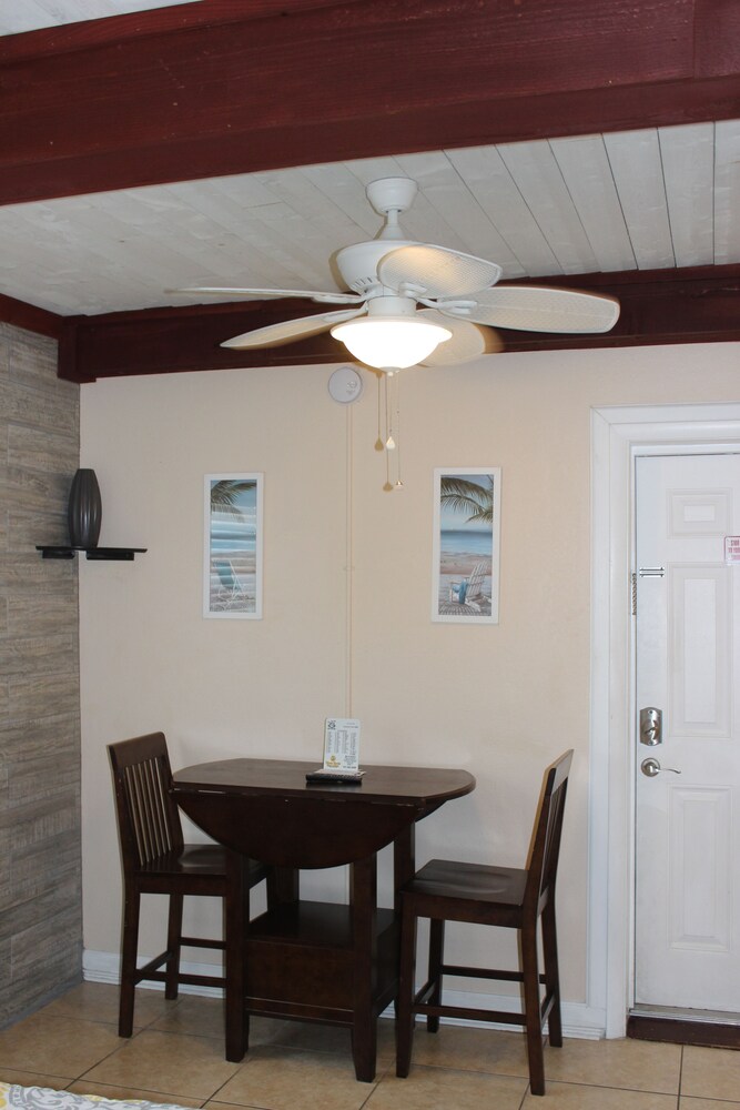 Schooner Hotel 17/42