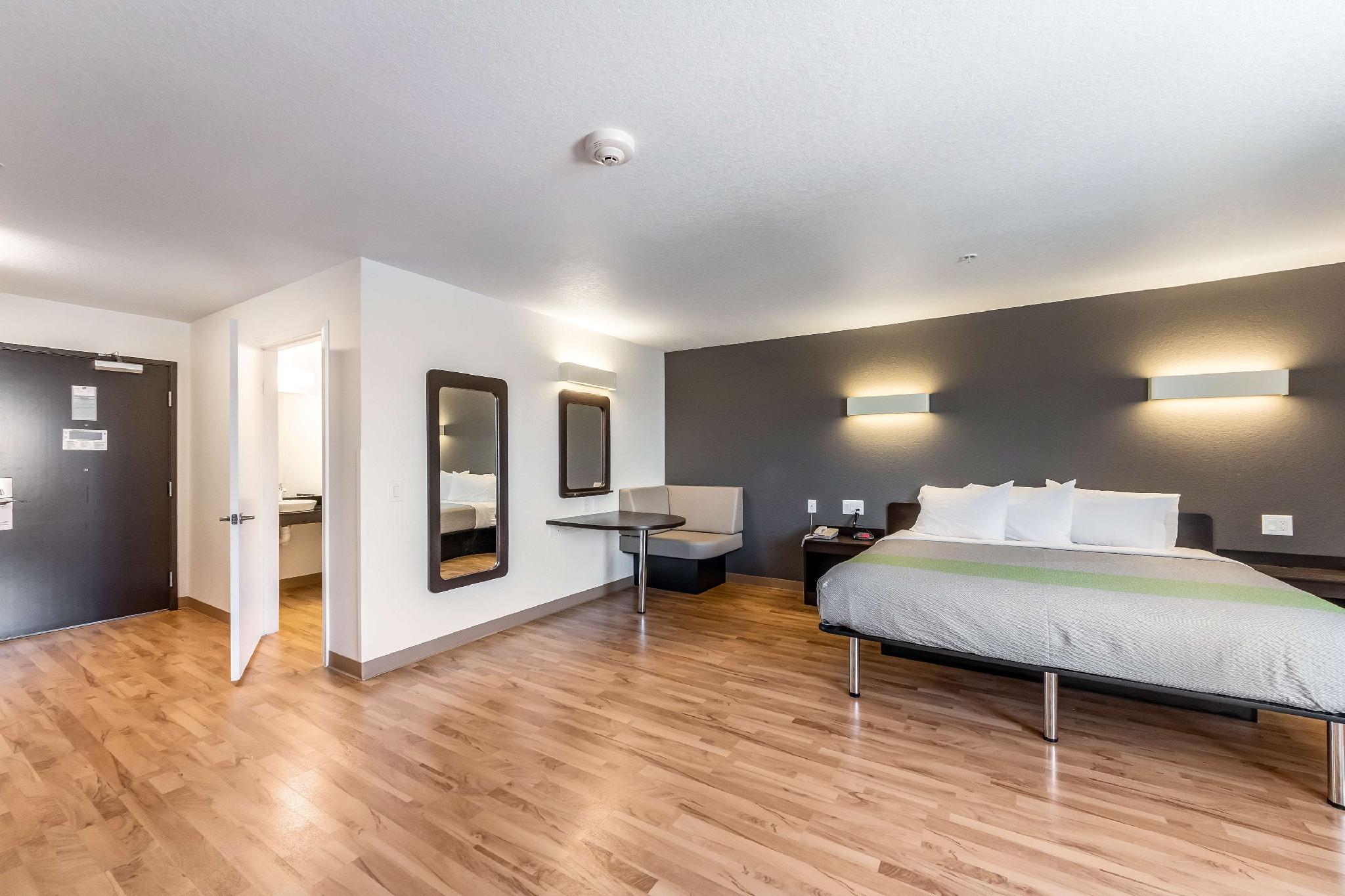 1 King Bed - Mobil Access Tub Nsmk Kitchen