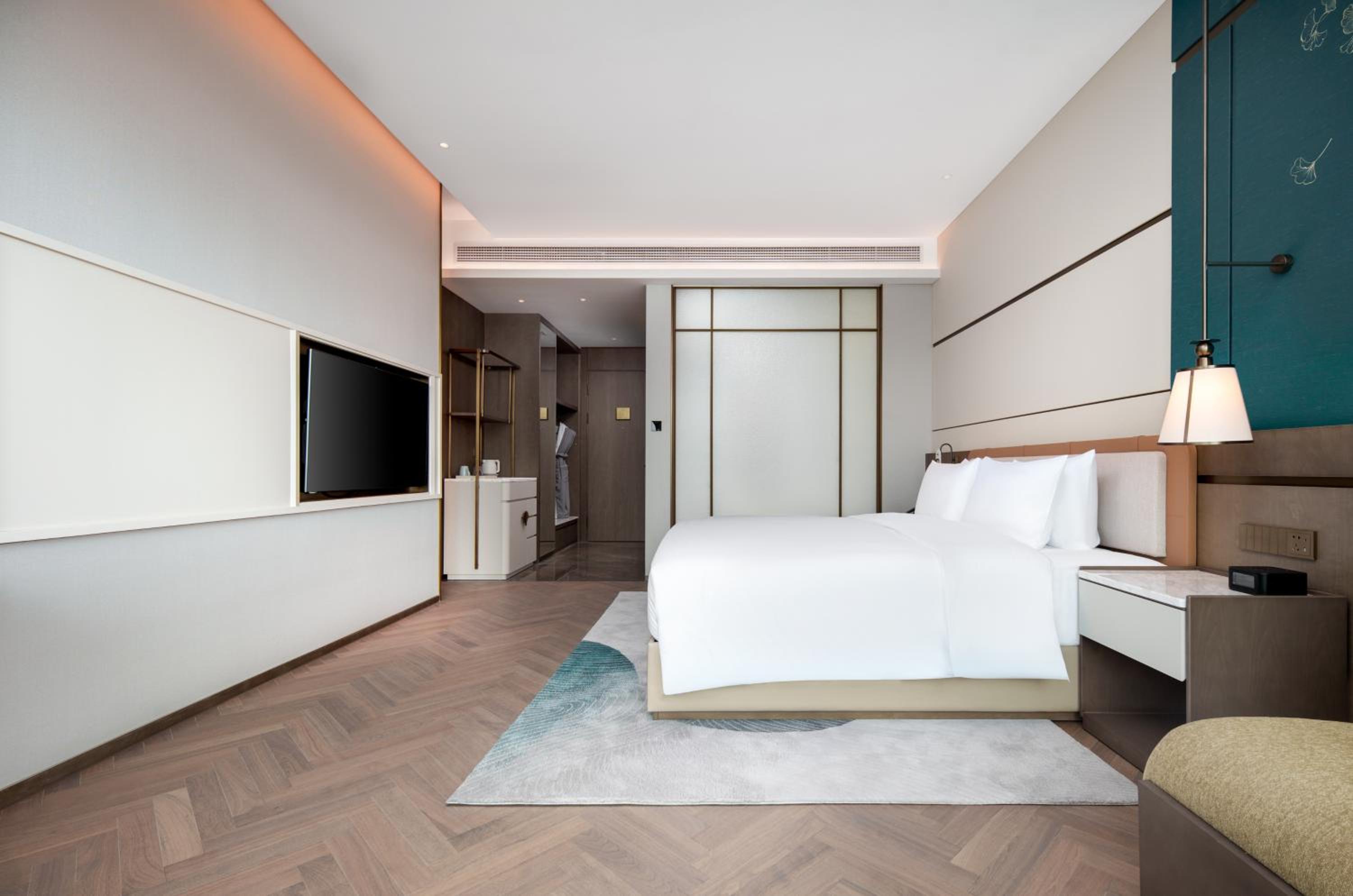SUPERIOR, KING BED, LAKE VIEW