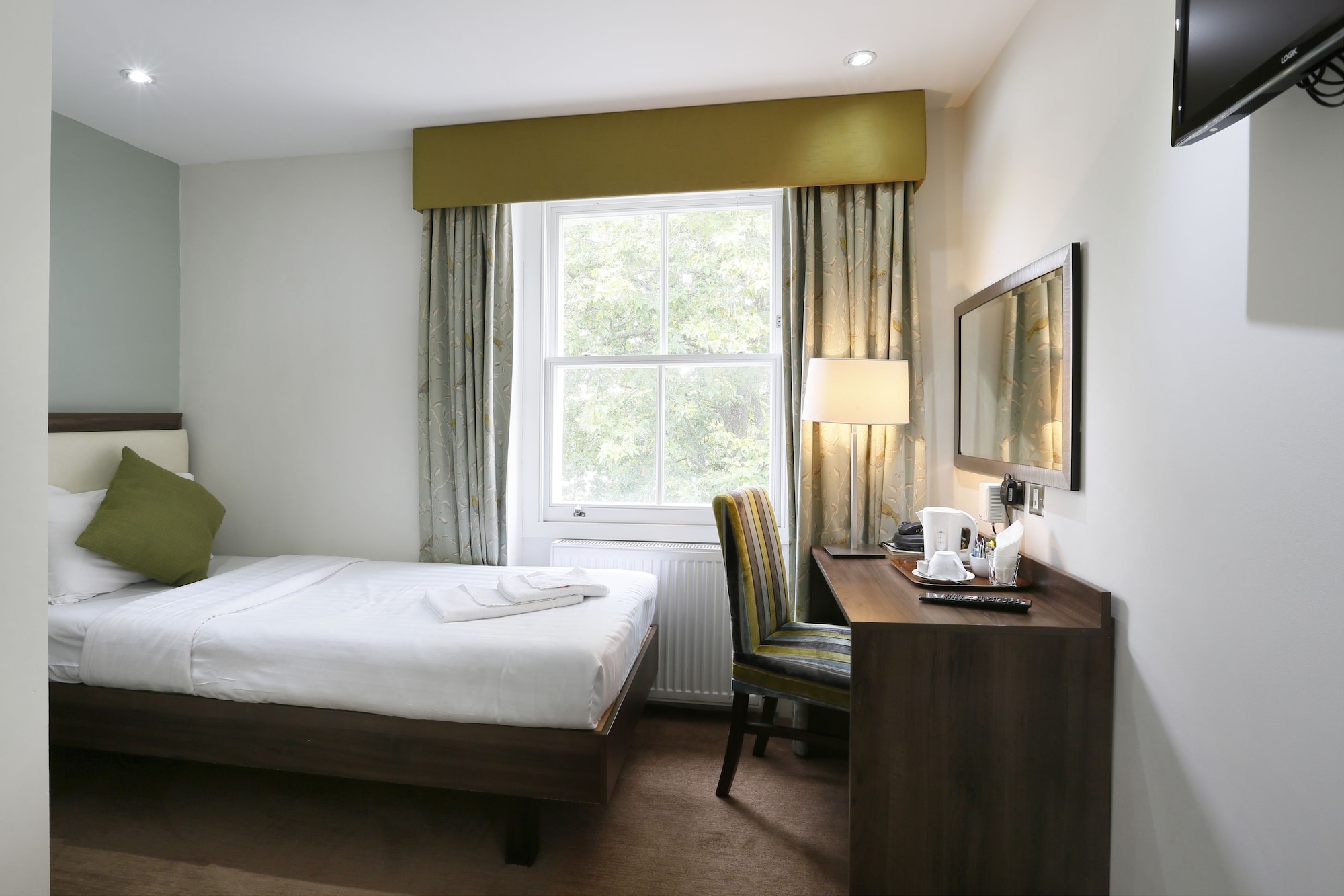 ROOM, SINGLE