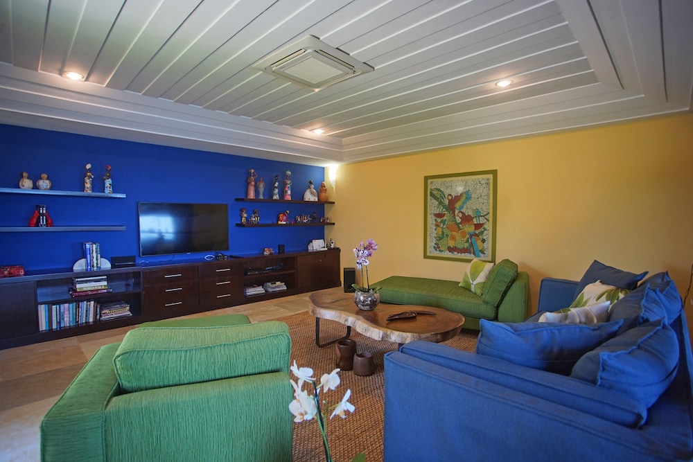 Cliffside Luxury Inn 32/48