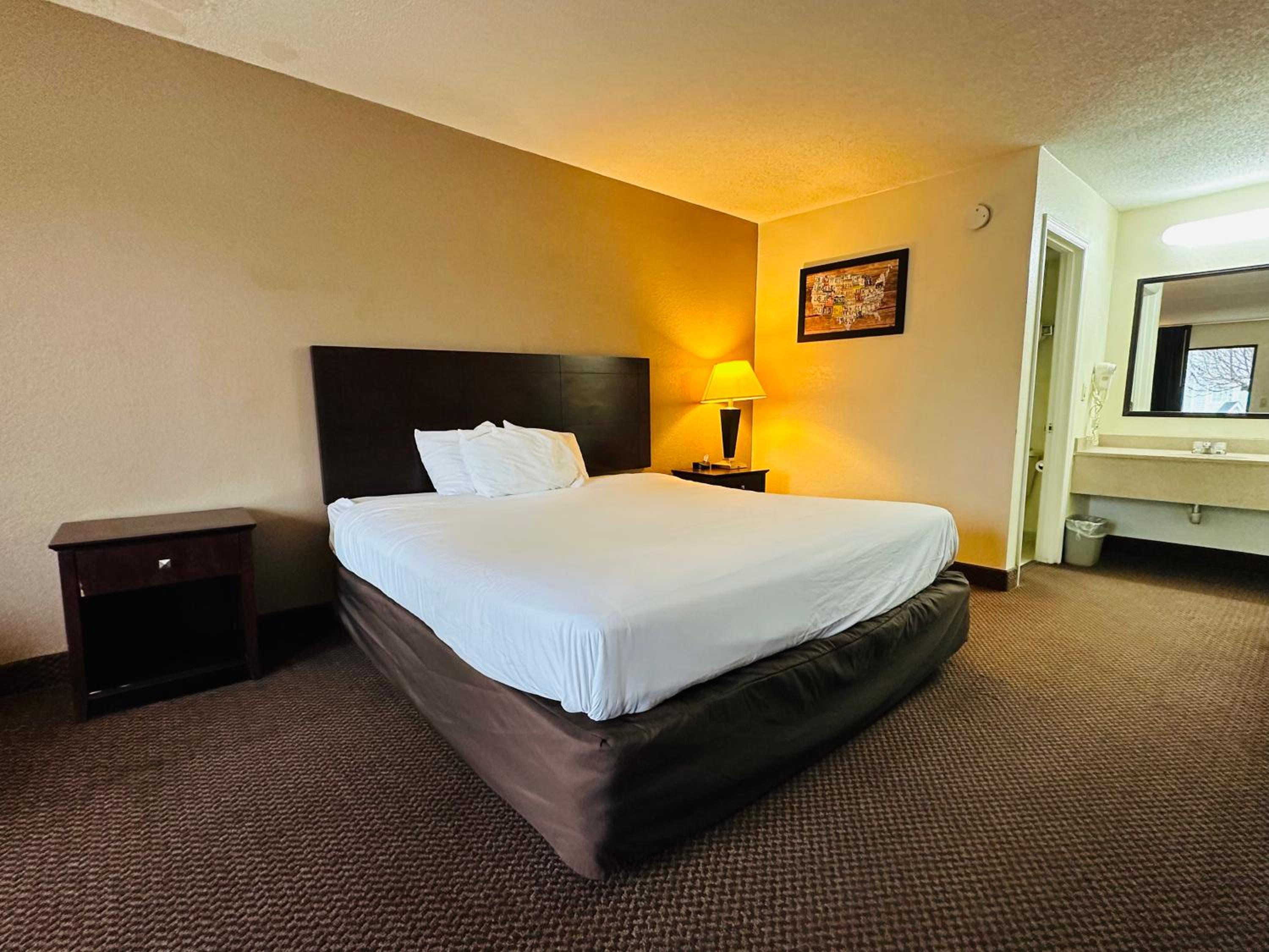 Room, Queen Bed, Exterior Entrance، Econo Lodge Kannapolis - Concord 3/10