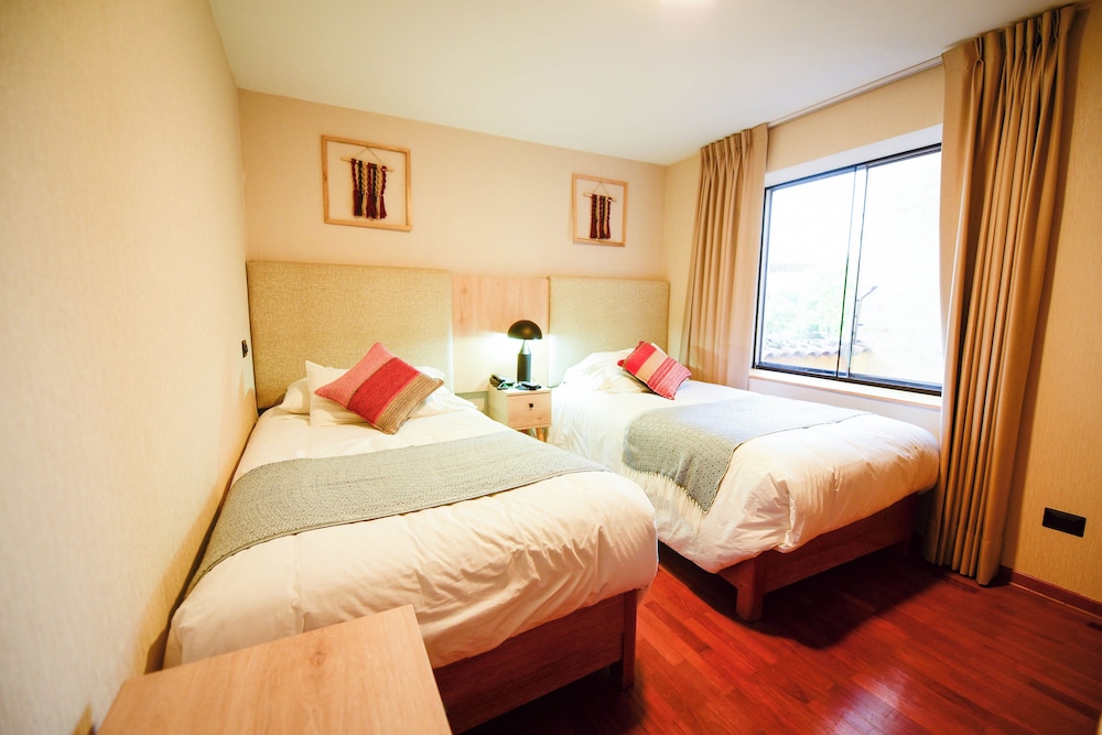 ROOM, TWIN BEDS