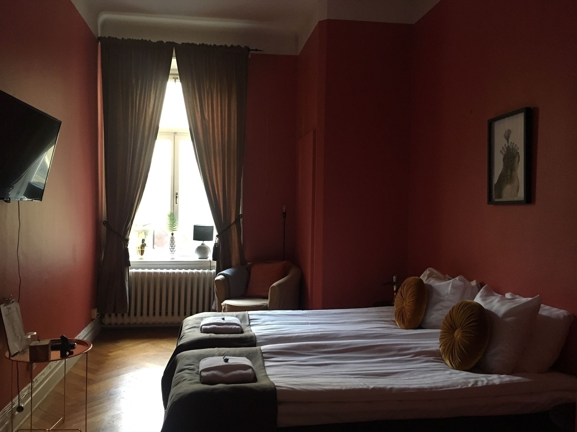 غرفة اقتصادية بسريرين منفصلين بحمام مشترك، Morris Hotel 2/2