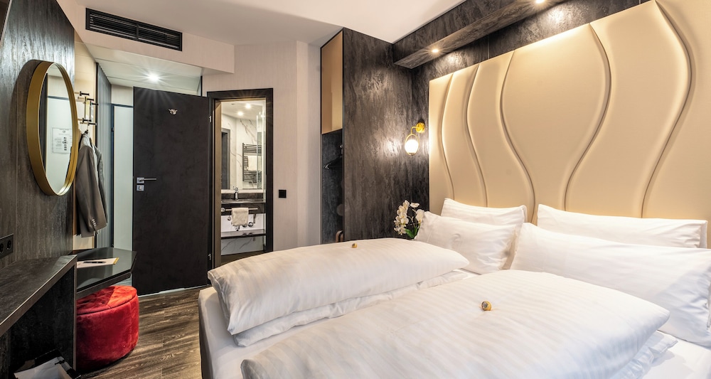 ROOM, SINGLE, DOUBLE BED