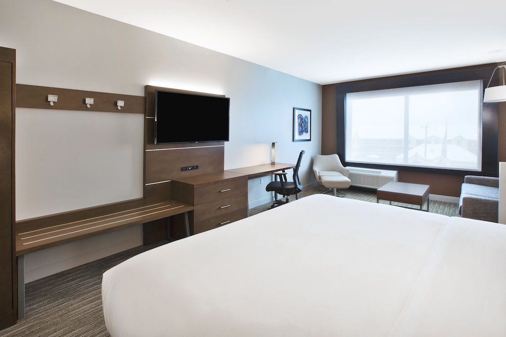 HOLIDAY INN EXPRESS & SUITES OKEMOS - UNIVERSITY AREA 12/41