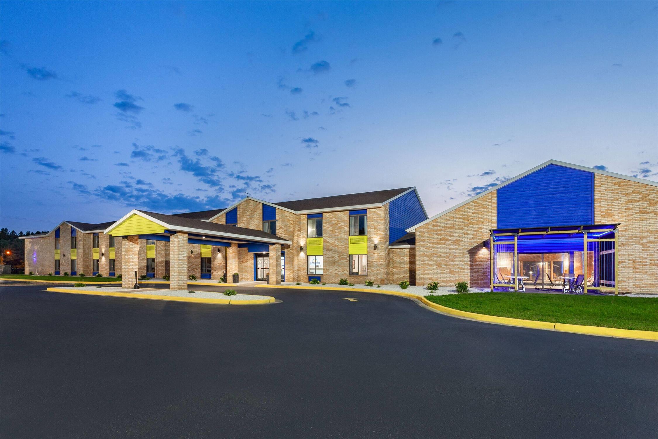 Days Inn By Wyndham Eagle River 21/23