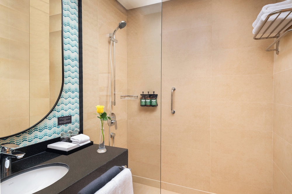 GRAND, TWIN BEDS, POOL VIEW