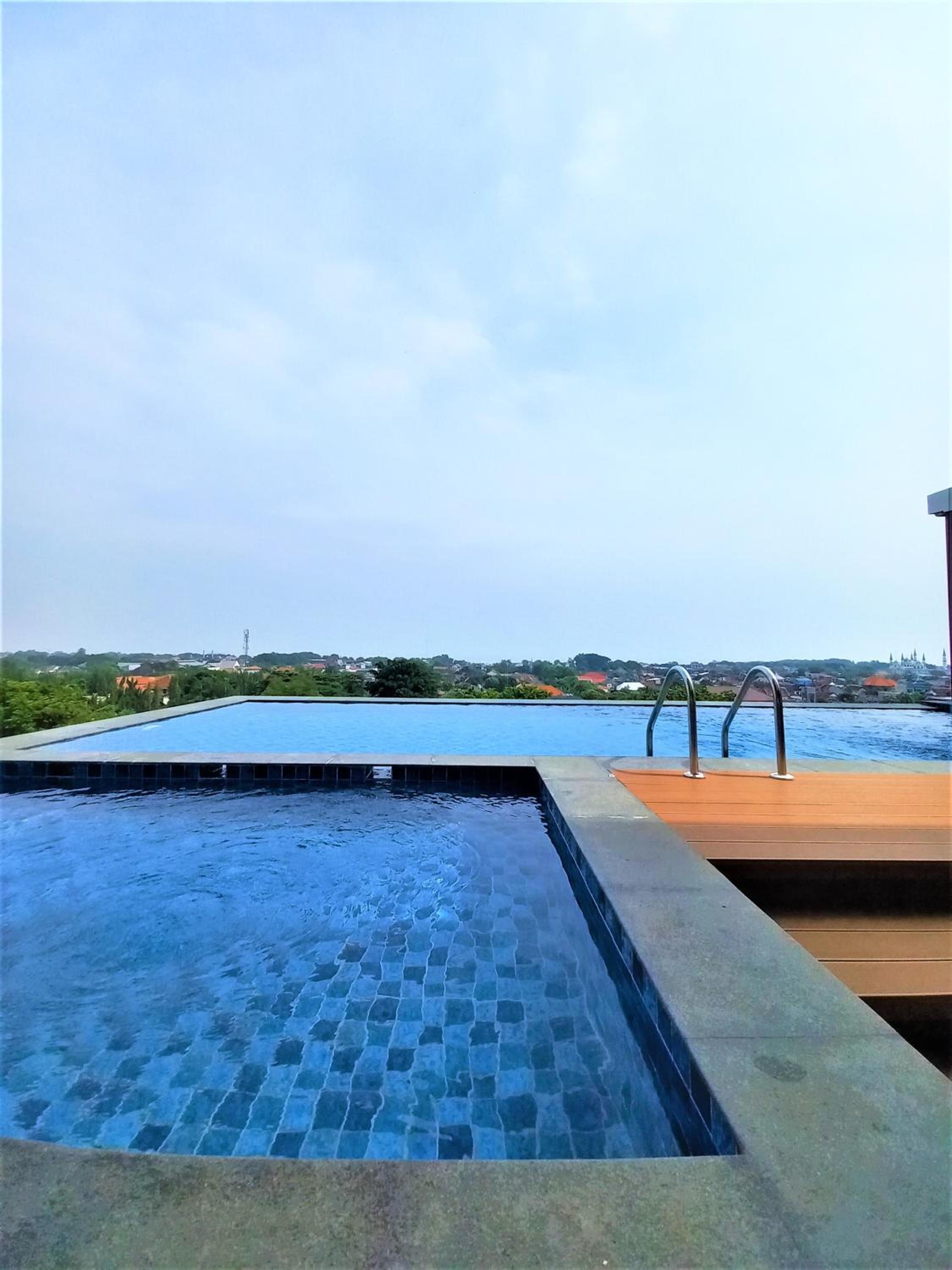 Front One King Hotel Tuban 57/68