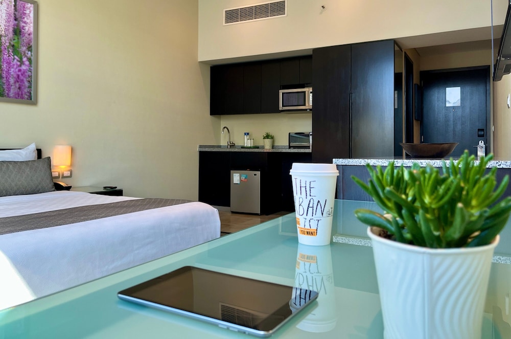 DELUXE, KING BED