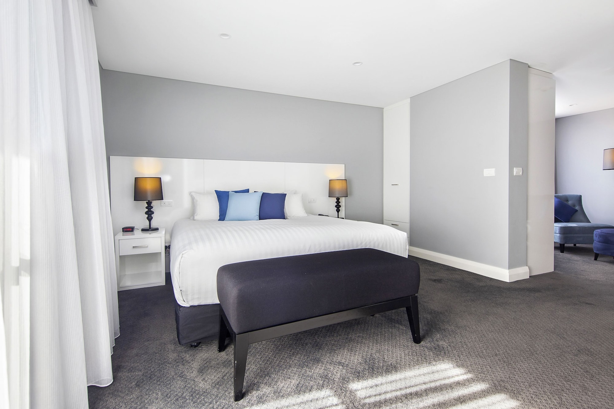 SUITE, KING BED