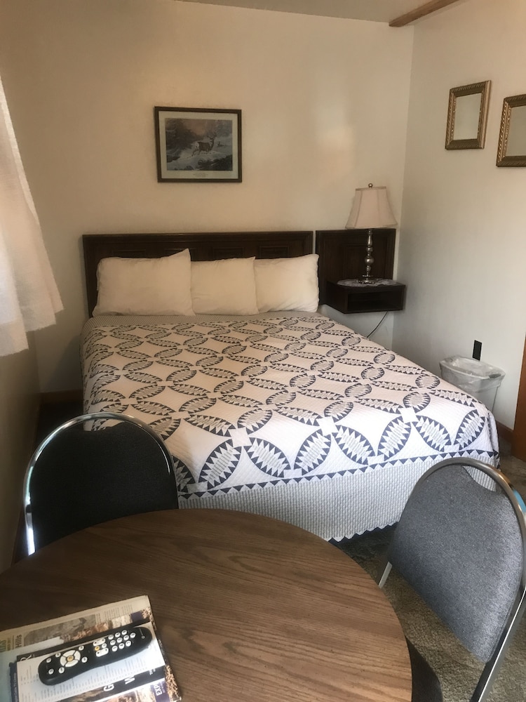 Chalet Motel 24/49